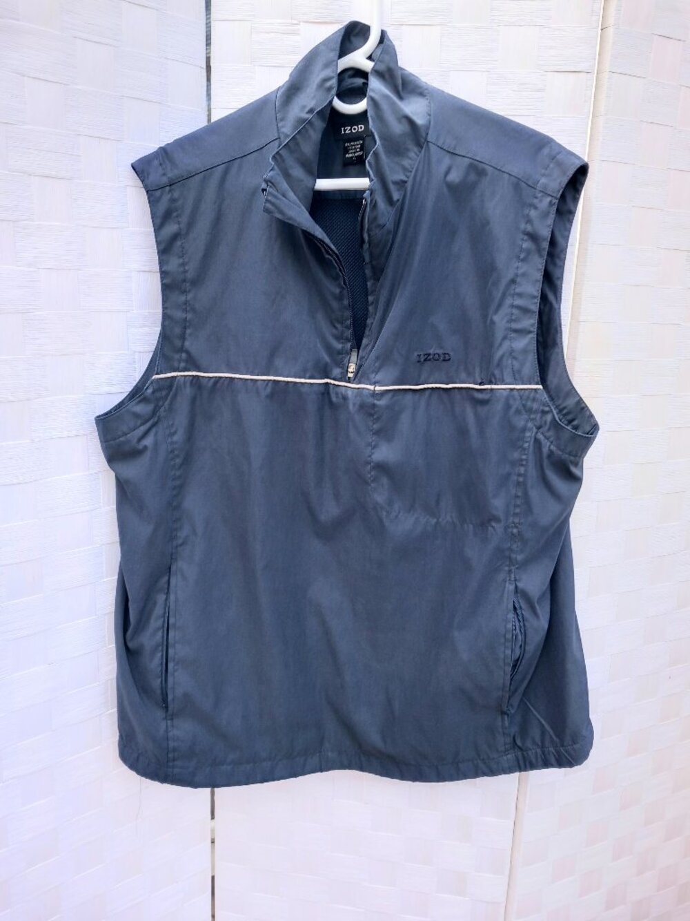 Men's IZOD Charchoal Gray Sleeveless 3/4 zip pullover Size Large